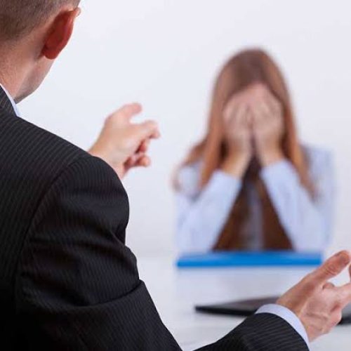 O assédio no ambiente de trabalho pode acontecer em diferentes tipos de relacionamento